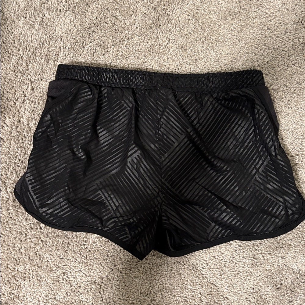 Old Navy Black Women's Athletic Shorts - Picture 3 of 3